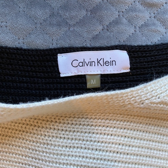 Calvin Klein Two-Toned Sweater. - Picture 3 of 4